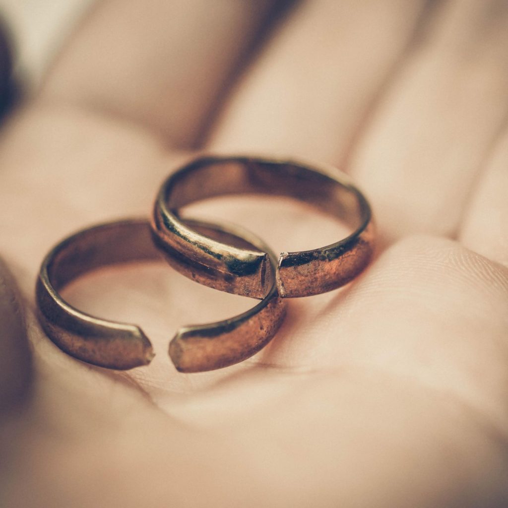 A husband demands divorce after making a strange discovery on a family photo